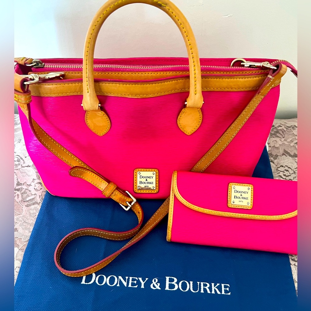 Beautiful color for Spring and Summer! Comes with wallet.